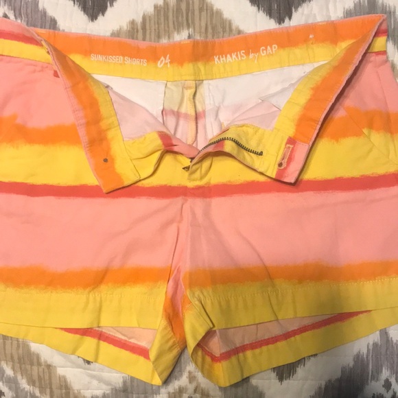 Women’s shorts size 4 - Picture 2 of 3